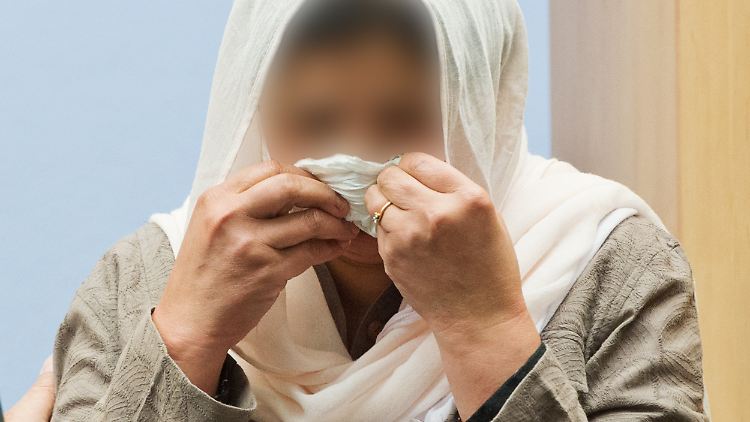 Weinende Mutter und Angeklagte im Mord-Prozess in Darmstadt. Die Eltern sollen ihre eigene Tochter getötet haben.