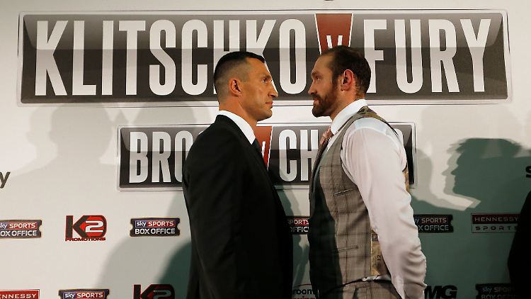 Wladimir Klitschko und Tyson Fury müssen etwas länger als geplant warten, ehe sie die Fäuste fliegen lassen können.
