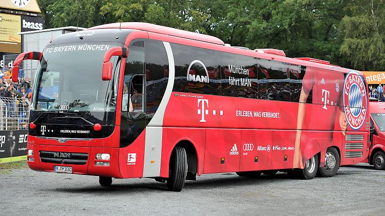 Ernsthaft verletzt wurde nach ersten Erkenntnissen niemand, Spieler waren nicht im Bus.