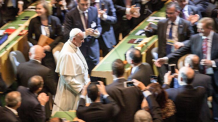 Papst Franziskus wird bei seiner Ankunft bei der UN-Vollversammlung von den Delegierten umringt.
