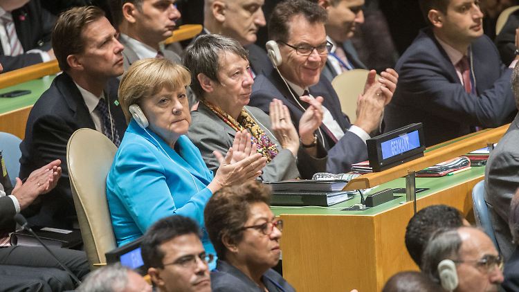 Kanzlerin Angela Merkel ( v.l.), Bundesumweltministerin Barbara Hendricks und Bundesentwicklungsminister Gerd Müller hörten dem Papst zu.
