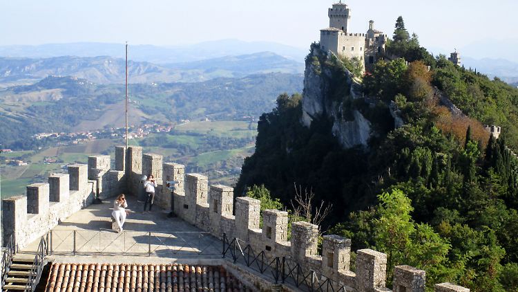 Mehr als 20.000 mutmaßliche Steuerflüchtige sollen Milliardenbeträge in den Kleinstaat San Marino transferiert haben.