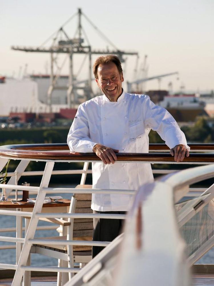 Bis Februar war er der Patron im "Schlosshotel Lerbach", jetzt dirigiert er sein Team auf der "MS Europa": Sternekoch Dieter Müller wird 70 Tage im Jahr persönlich an Bord sein.