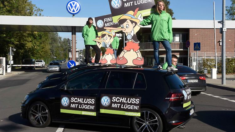 Die Umweltorganisation Greenpeace wirft VW vor, "nur scheibchenweise" mit der Wahrheit herauszurücken.