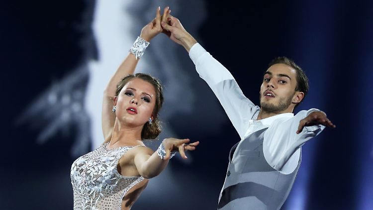 Legen einen "magischen" Wiener Walzer hin: Joelina Drews und Tanzpartner Marc Aurel.