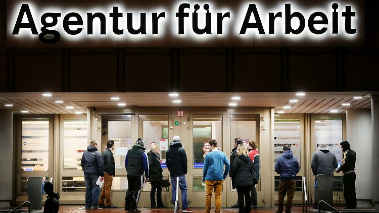 Einige Volkswirte veranschlagen für das kommende Jahr einen Anstieg der Erwerbslosenzahlen um 70.000 bis 100.000.