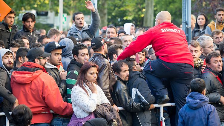 Alltag vor dem Berliner Lageso: Die Sicherheitskräfte können die Lage oft nur mühsam unter Kontrolle halten.