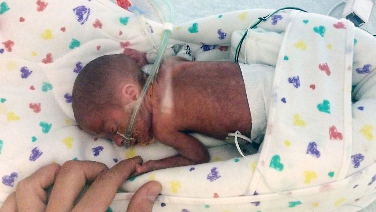 Im Krankenhaus von Miami halten Haiden und sein Vater Händchen.