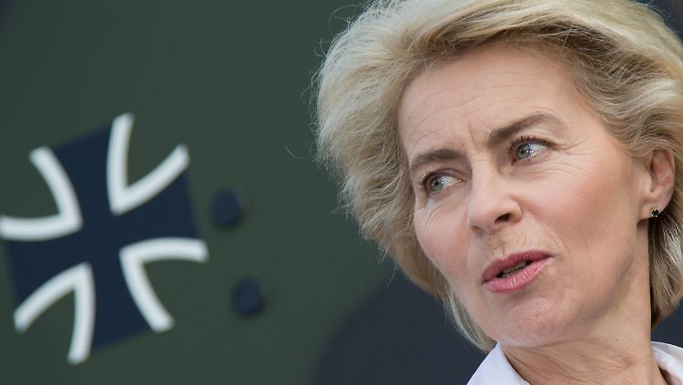 Verteidigungsministerin Ursula von der Leyen hat jede Menge Geld übrig: Grund dafür sind Lieferverzögerungen bei wichtigen Rüstungsprojekten.