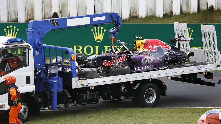 Der Wagen von Daniil Kwjat hat bei dem Bandeneinschlag ordentlich was abbekommen. Der Pilot indes bliebt unverletzt.