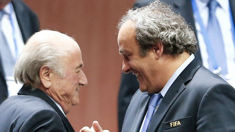 Michel Platini soll von Sepp Blater eine Millionensumme erhalten haben: Die Schweizer Behörden haben ein Ermittlungsverfahren eingeleitet.