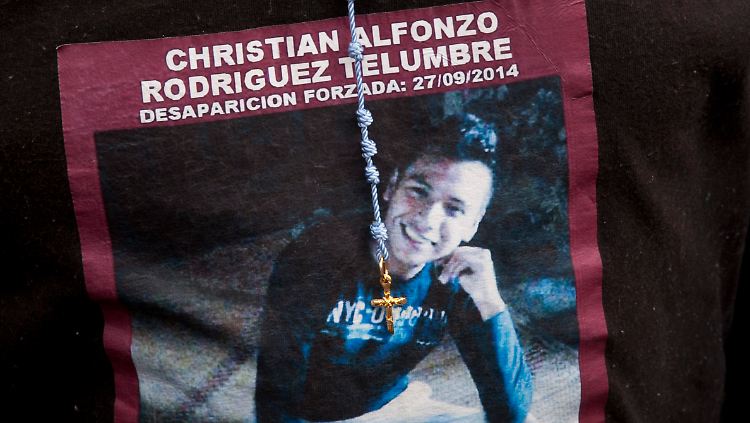 Clemente Rodriguez trägt das Foto seines vermissten Sohnes Christian Rodriguez Telumbre auf dem T-Shirt.