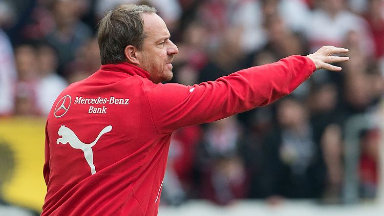Da biste machtlos: Stuttgarts Trainer Alexander Zorniger musste erneut mitansehen, wie seine Spieler reihenweise beste Chancen liegen gelassen habeb.