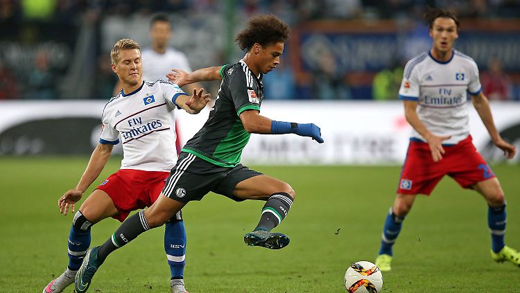Leroy Sané setzt sich hier gegen Hamburgs Verteidiger Matthias Ostrzolek durch.