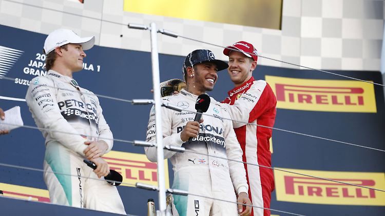 Lewis Hamilton (m) gewinnt den Großen Preis von Japan vor Nico Rosberg (l) und Sebastian Vettel (r).
