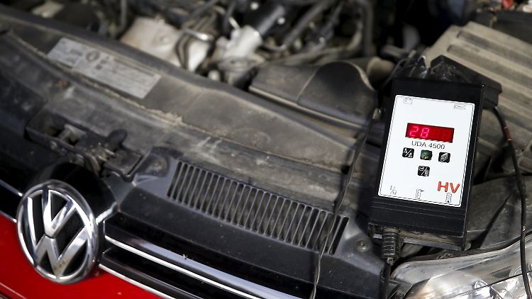 Hier werden die Abgaswerte eines Volkswagen getestet.