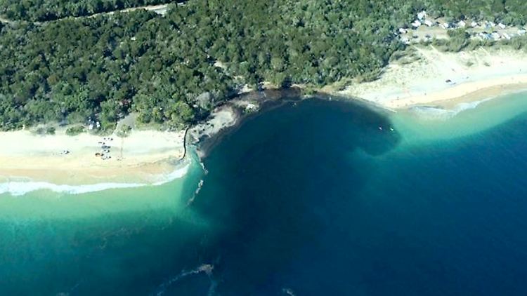 Das Erdloch am MV Beagle Campground, nördlich von Rainbow Beach (Queensland), am Inskip Point.