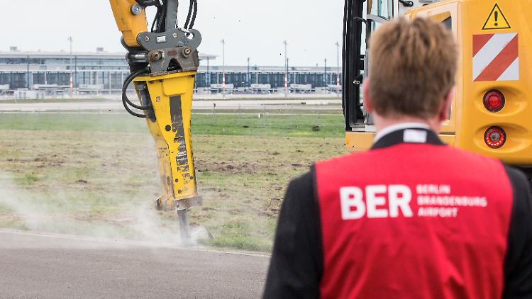 Der neue Hauptstadtflughafen wird aufgebohrt, bevor er überhaupt in Betrieb genommen wird.