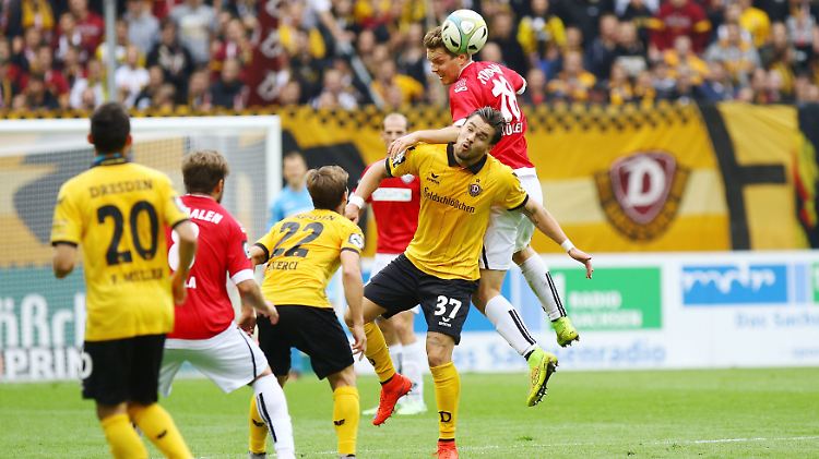 In diesem Kopfballduell unterlegen, das Spiel aber souverän gewonnen. Dynamo Dresden dominiert die 3. Liga.
