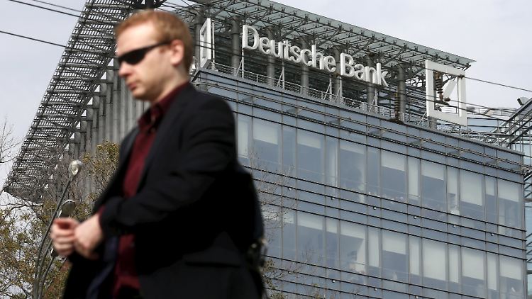 Neben der Deutschen Bank trifft es UBS, Julius Bär, Barclays, Morgan Stanley und Mitsui.