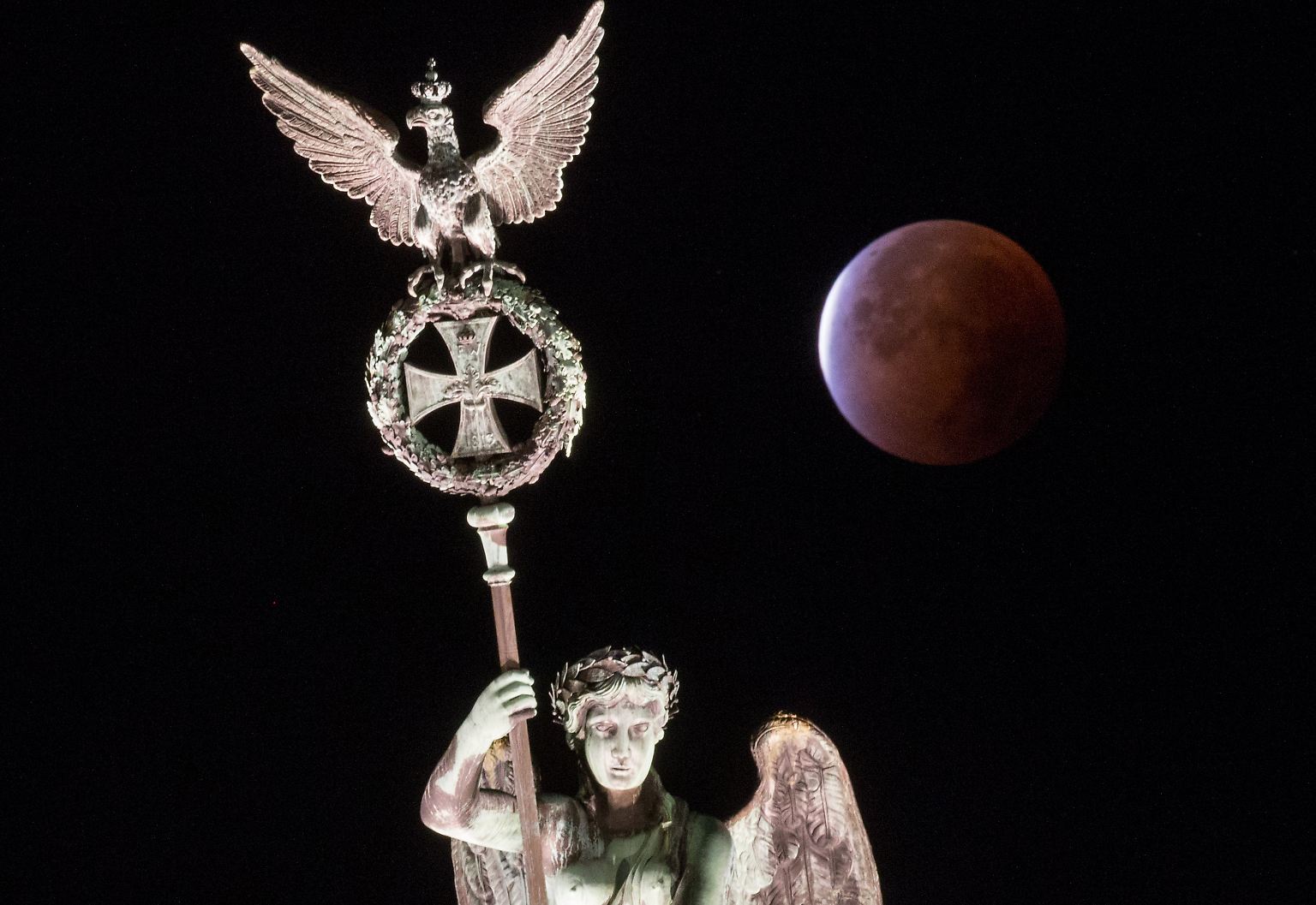 Wer früh aufgestanden ist, wurde - sofern der Himmel wolkenfrei war - mit einem wunderbaren Schauspiel belohnt: einer Mondfinsternis der besonderen Art (hier über Berlin).