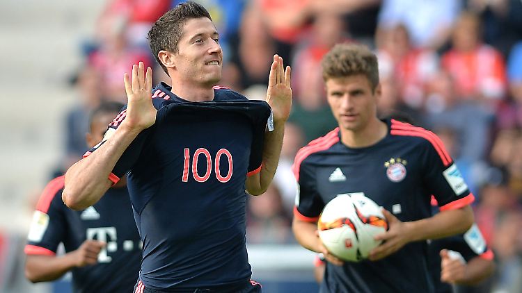 Nicht ganz erlaubt, aber auch nicht gelbwürdig, der Unterziehshirt-Jubel von Robert Lewandowski nach seinem 100. Tor in der Bundesliga.
