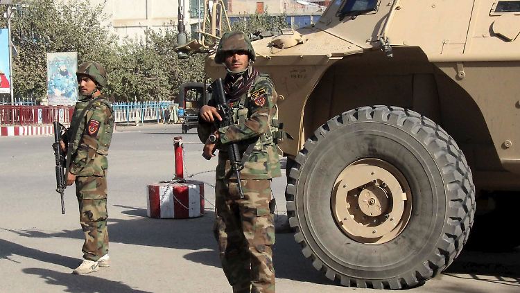 Die afghanische Armee hat Verstärkung aus der Luft angefordert.