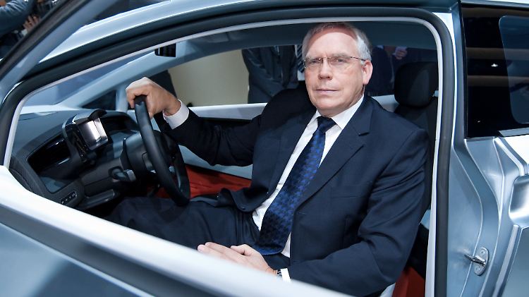 Einem Insider zufolge wehrt sich Audi-Entwicklungschef Ulrich Hackenberg gegen seine Suspendierung.