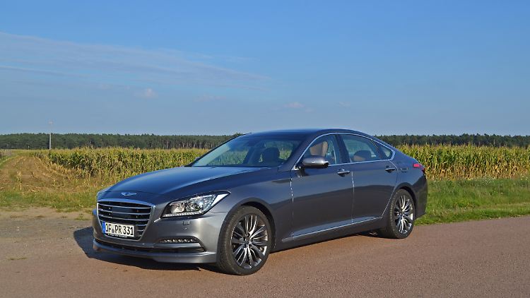 Die wchtige Front und das geflügelte Logo lassen beim Hyundai Genesis schnell eine Nähe zu Aston Martin vermuten.