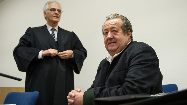 Manfred Schmider (r), und sein Rechtsanwalt Alexander Keller.