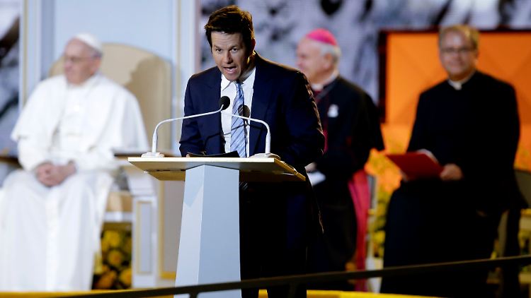 Den Papst im Rücken: Mark Wahlberg.
