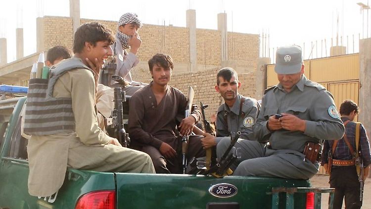 Afghanische Regierungstruppen ziehen sich vor den anrückenden Taliban aus Kundus zurück.