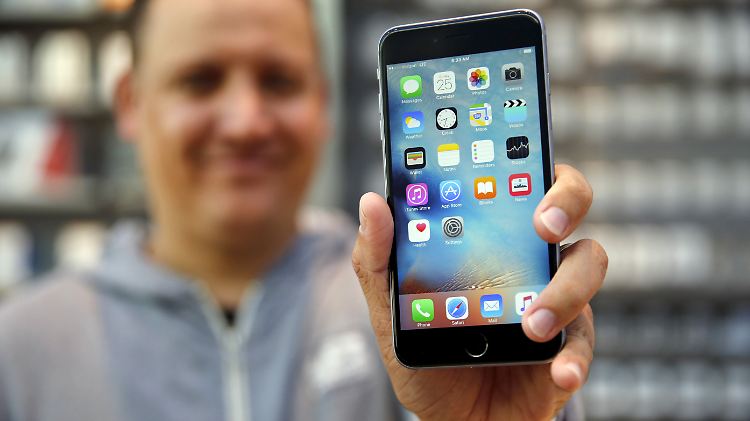 Lässt sich mit links genau so gut halten wie mit rechts: Ein Exemplar des neuen "iPhone 6s plus".