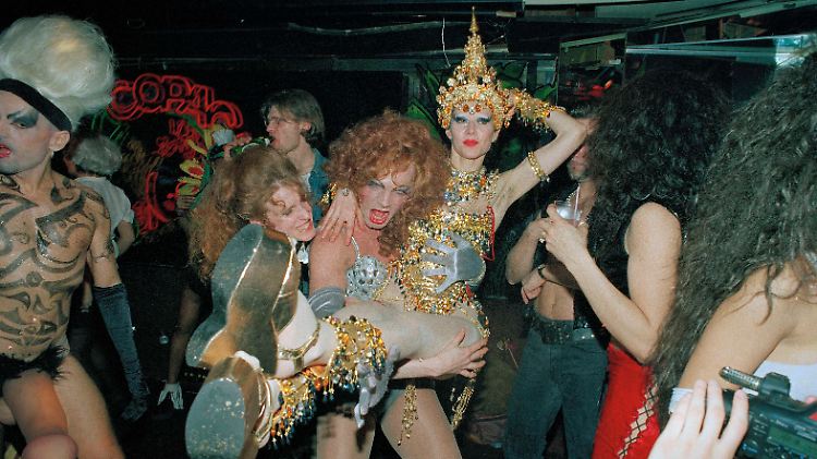 Damals, 1992: Susanne Bartsch lässt sich über die Tanzfläche des Copacabana Night Club tragen. 