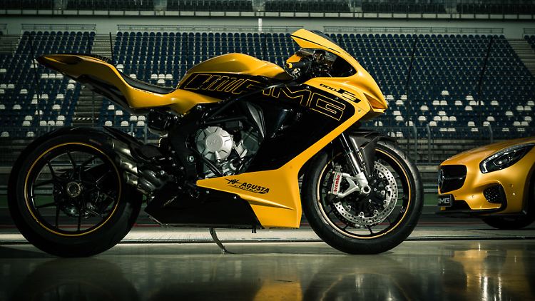 In "solarbeam" und mit AMG-Logo fährt die Mv Agusta F3 800 vor.