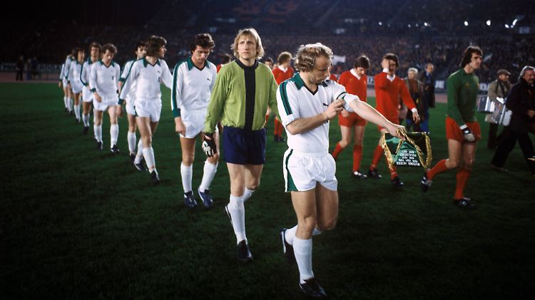 Der Kapitän geht voran: Berti Vogts führt am 29. März 1978 die Mönchengladbacher auf den Rasen des Düsseldorfer Rheinstadions. Dahinter: Torhüter Wolfgang Kleff und Jupp Heynckes.