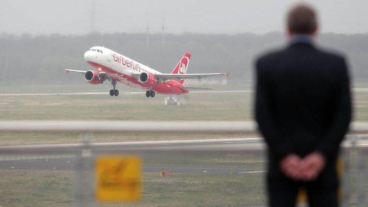 Im ersten Halbjahr hat Air Berlin einen Verlust von über 240 Millionen Euro eingefahren.