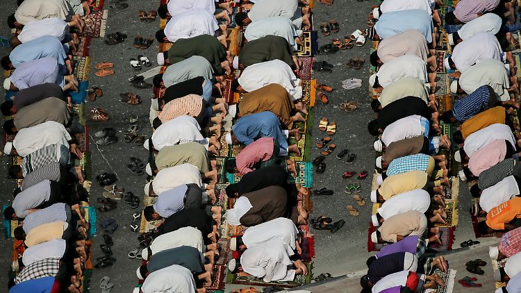 Muslime beim Freitagsgebet in Doha.
