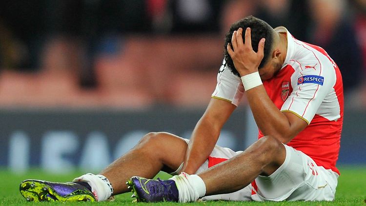 Alex Oxlade Chamberlain vom FC Arsenal kann's nicht fassen: die zweite Niederlage in zwei Spielen. 