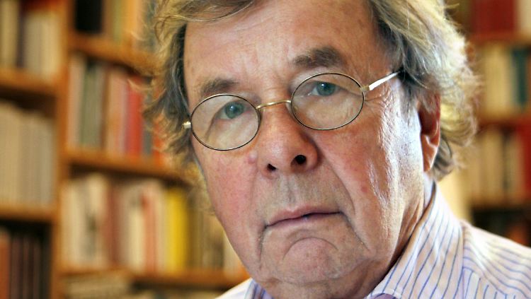 Hellmuth Karasek im Jahr 2008 in seiner Hamburger Wohnung.