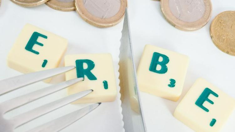 Ist der Nachlass überschuldet, kann die Annahme der Erbschaft angefochten werden.  