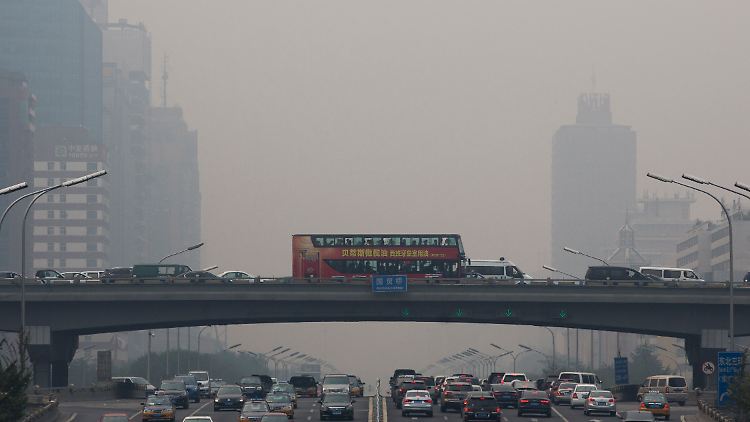 Dicke Luft in Peking: Die Abgasbelastung in Chinas jungen Millionenmetropolen zwingt die Partei zum Handeln.