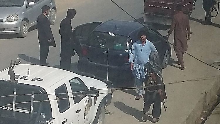 Die Taliban haben die Kontrolle über Kundus. An den Einfahrtsstraßen kontrollieren sie alle, die in die Stadt hinein- oder hinauswollen.