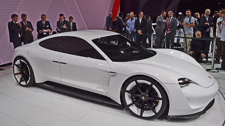 Mit der Studie Mission E hat Porsche auf der IAA den wohl weitreichendsten Ausblick auf seine Fahrzeugentwicklung gegeben.