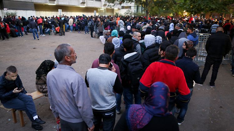 Hunderte Flüchtlinge warten in Berlin auf ihre Registrierung.