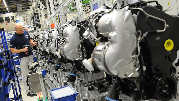 Die Technik ist vollkommen in Ordnung, in der Software lag der verhängnisvolle Fehler: In Salzgitter arbeitet ein VW-Mitarbeiter an einem Dieselmotor.