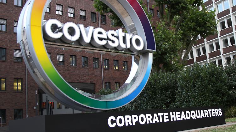 Covestro fertigt Vorprodukte für die Auto-, Möbel-, Haushaltsgeräte- und Bauindustrie.