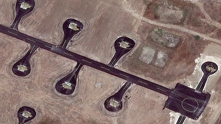 Satellitenbilder von Stratfor sollen russische Kampfhelikopter vom Typ MI-24 auf einer Militärbasis in Syrien zeigen.