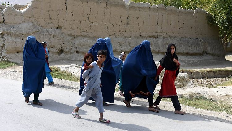 Frauen und Kinder verlassen ihr Dorf in der Provinz Nangarhar, wo die Armee gegen IS-Kämpfer vorgeht.