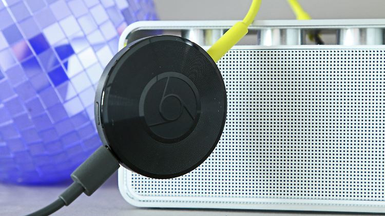 Chromecast Audio funktioniert auch an kleinen Bluetooth-Boxen, ist aber vor allem für alte Stereoanlagen eine Bereicherung.